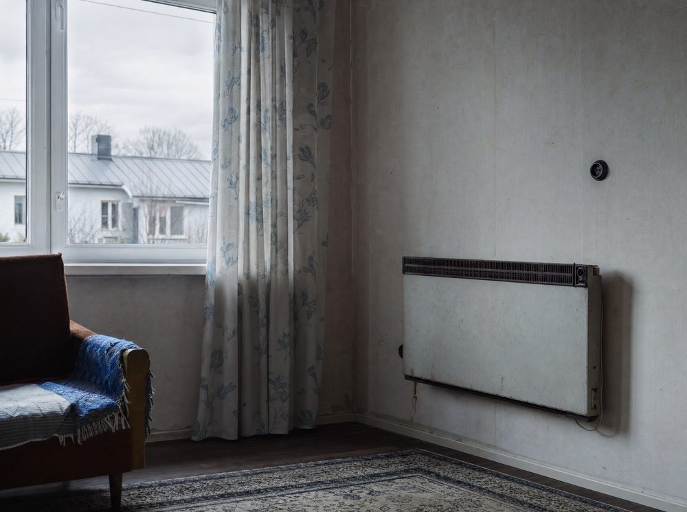 Vana elektriradiaator külmas elutoas enne paigaldust